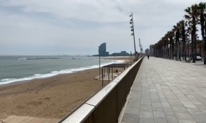 Playa desierta en Barcelona