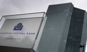 El logo del BCE a la entrada de su sede en Fráncfort. AFP/Daniel Roland