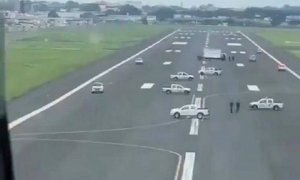 Varios coches impiden el aterrizaje de un avión de Iberia en el aeropuerto de Guayaquil, Ecuador. Ministerio Público
