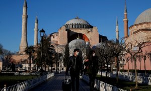 Dos personas con mascarilla pasean por Estambul. REUTERS