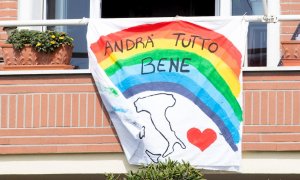 "Todo irá bien", reza la pancarta de un balcón de Roma. EFE
