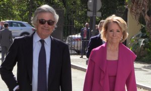 Esperanza Aguirre y su marido reciben el alta hospitalaria