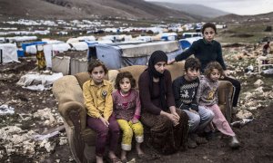 Dilbrin, de 29 años, esta sentada junto a sus 5 hijos en un sofá en el campo de refugiados Serdasht, situado en lo alto de la montaña de Sinjar. JM López