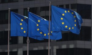 Banderas de la UE en el exterior del edificio de la Comisión Europea, en Bruselas. REUTERS/Yves Herman