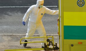 Imagen de un paramédico con una mascarilla en Cheshunt, Reino Unido. REUTERS