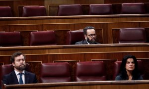 18/03/2020.-  Los diputados de Vox Iván Espinosa de los Monteros (i), José María Sánchez García (arriba) y María de la Cabeza Ruiz Solás en el Congreso. / EFE - MARISCAL