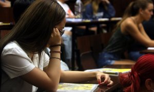 Una noia esperant començar l'examen de llengua castellana i literatura de la selectivitat, el passat setembre. ELISENDA ROSANAS / ACN