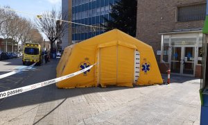 Punt de cribatge dels pacients instal·lat davant el CAP Anoia d'Igualada. AJUNTAMENT D'IGUALADA