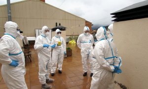 Soldats de l'Exèrcit espanyol fent tasques de desinfecció en un municipi català amb els vestits de protecció.