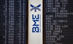 El logo de BME entre dos paneles informativos en el patio de negociación de la Bolsa de Madrid. E.P.