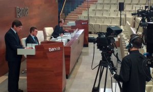 El presidente de Bankia, José Ignacio Goirigolzarri (i), y el Consejero Delegado José Sevilla (c), durante la celebración de la junta de accionistas, que se ha realizado de manera no presencial en Madrid. EFE