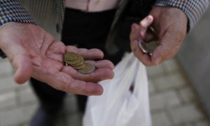 Casi la quinta parte de los españoles subsiste con ingresos inferiores al umbral de la pobreza. / Reuters