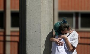 Dos trabajadoras del Hospital Severo Ochoa de Leganés se abrazan durante su turno.- REUTERS/SUSANA VERA