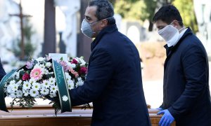 Trabajadores de la funeraria transportan el ataud de una persona muerta por coronavirus en Bérgamo (Italia) (Reuters)