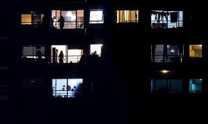 23/03/2020.- Personas en los balcones durante la cuarentena por la emergencia de la covid-19 en Argentina. / EFE - JUAN IGNACIO RONCORONI