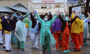 31/03/2020.- El personal sanitario del madrileño hospital Gregorio Marañón agradece los aplausos por su labor. / EFE - KIKO HUESCA