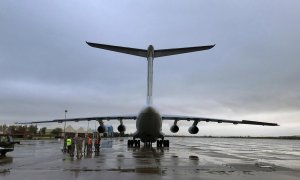 Un avión procedente de Shanghai (China) con casi 12 toneladas de material sanitario llega a la base aérea de Torrejón de Ardoz (Madrid). /EFE