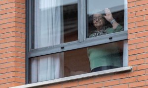 Una mujer saluda desde una residencia de mayores. EFE