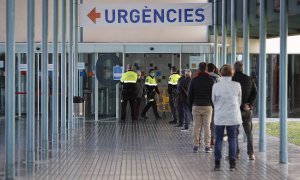 Varios agentes de seguridad controlan el acceso de urgencias en el hospital del Mar de Barcelona. EFE/Alejandro García