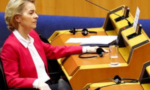 La presidenta de la Comisión Europea, Ursula von der Leyen, en el Parlamento Eureopeo, en Bruselas, en una sesión para debatir la crisis del coronavirus. REUTERS/Francois Lenoir