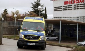 Una ambulancia abandona el Hospital Santa Bárbara de Soria./ Wilfredo García