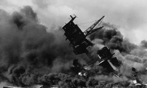 El acorazado USS Arizona se hunde durante el ataque japonés a la base estadounidense de Pearl Harbor, el 7 de diciembre de 1941.