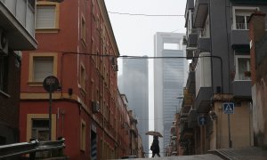 Una mujer pasea por las calles de Madrid, sin apenas tráfico por las restricciones de la emergencia del coronavirus./ Reuters-Susana Vera