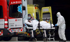 Personal sanitario recibe a una enferma en la entrada de Urgencias del Hospital de Bellvitge, en Barcelona, este lunes. EFE/Andreu Dalmau