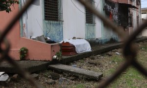 La fulminante propagación del coronavirus en la zona de Guayaquil, una de las ciudades del mundo más castigadas por el coronavirus per cápita, ha creado una situación de abandono de cadáveres que las autoridades tratan de resolver. EFE/ Juan Faustos