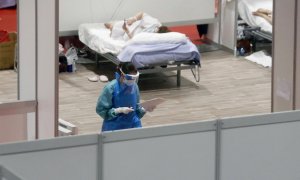 01/04/2020.- Una sanitaria trabaja en el pabellón 9 del centro de exposiciones Ifema, reconvertido en hospital temporal, durante la puesta en marcha de las primeras UCIs, este miércoles, en Madrid. EFE/J.J. Guillen