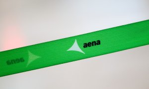 Cinta con el logo de Aena en el Aeropuerto Adolfo Suarez Madrid-Barajas. E.P.