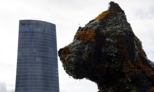 Torre Iberdrola, la sede social de la compañía eléctrica en Bilbao, vista desde el Museo Guggenheim. EFE/Luis Tejido