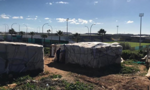 Chabolas como esta se asientan en las cercanías de Lepe y Moguer (Huelva) para dar cobijo a los trabajadores migrantes. FOTO: Rainer Viertlböck / Asnuci