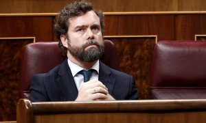 25/03/2020.- El portavoz de Vox, Iván Espinosa de los Monteros, asiste en el Congreso a la comparecencia del presidente del Gobierno, Pedro Sánchez, de la semana pasada. EFE/Marisca