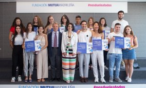 Entrega de los Premios 'Nos duele a todos' en 2019 con la antigua delegada del Gobierno para la violencia de género, Rebeca Palomo, y el director general de la Fundación Mutua Madrileña, Lorenzo Cooklin.
