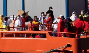 Rescate de un grupo de migrantes rescatados en el puerto de Los Cristianos . EFE/ Miguel Barreto
