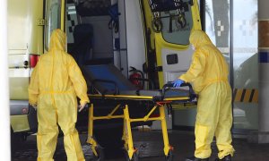 Personal del Servicio Canario de Salud prepara este jueves una ambulancia en la puerta de Urgencias del Hospital Universitario Insular de Gran Canaria. EFE/Elvira Urquijo A.