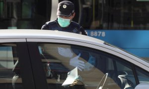 03/04/2020.- Agentes de la Policía Local realizan un control en la madrileña Plaza Castilla, este viernes. Los españoles se mantienen en situación de confinamiento un nuevo fin de semana, con la advertencia de que los controles de carreteras se intensific