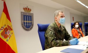 El Rey Felipe VI junto a la ministra de Defensa, Margarita Robles, durante un encuentro con militares.- EFE