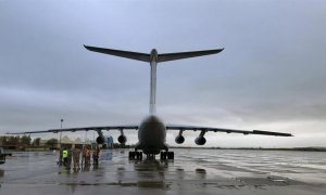 Un avión procedente de Shanghái, con 11,7 toneladas de material sanitario, aguarda en la pista tras aterrizar en la base aérea de Torrejón de Ardoz, este miércoles, en Madrid. EFE/Ministerio de Defensa