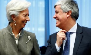 La presidenta del BCE, Christine Lagarde, y el presidente del Eurogrupo y ministro de Finanzas portugués, Mario Centeno, en Bruselas. REUTERS/Francois Lenoir