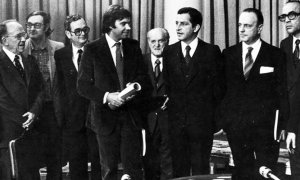 Adolfo Suárez y Felipe González se miran, flanqueados por Santiago Carrillo (izquierda), Manuel Fraga y los otros firmantes de los Pactos de la Moncloa, tras su rúbrica el 25 de octubre de 1977. | EFE