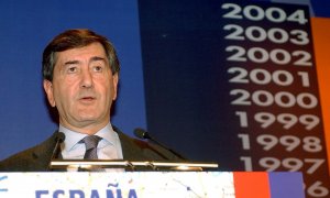 Fotografía de archivo de diciembre de  2003 de Alfonso Cortina, que fue presidente de Repsol de 1996 a 2004, fallecido a los 76 años por el coronavirus. EFE/JuanJo Martín