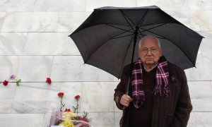 Guzmán Guzmán, en el monumento del cementerio de San Rafael. B.D.