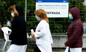 04/04/2020.- Varios sanitarios en las inmediaciones del Pavelló d'Esports de la Vall d'Hebrón el pasado lunes. EFE/Enric Fontcuberta