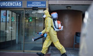 07/04/2020.- Personal del cuerpo de bomberos desinfecta el área de Urgencias del Hospital de Guadalajara. / EFE - NACHO IZQUIERDO