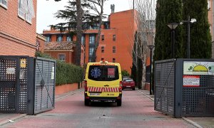 Una ambulancia accede a la residencia de ancianos Monte Hermoso de Madrid. EFE/Fernando Villar/Archivo