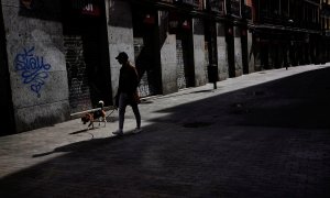 Un hombre pasea por el centro de Madrid durante el estado de alarma. REUTERS