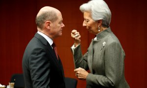 La presidenta del BCE, Christine Lagarde, conversa con el ministro de Finanzas de Alemania, Olaf Scholz, en una reunión del Eurogrupo en Bruselas. REUTERS/Francois Lenoir