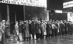Una cola de hombres sin empleo, en un comedor de beneficencia que entrega 'Sopa gratis', abierto en Chicago por Al Capone en Chicago.
